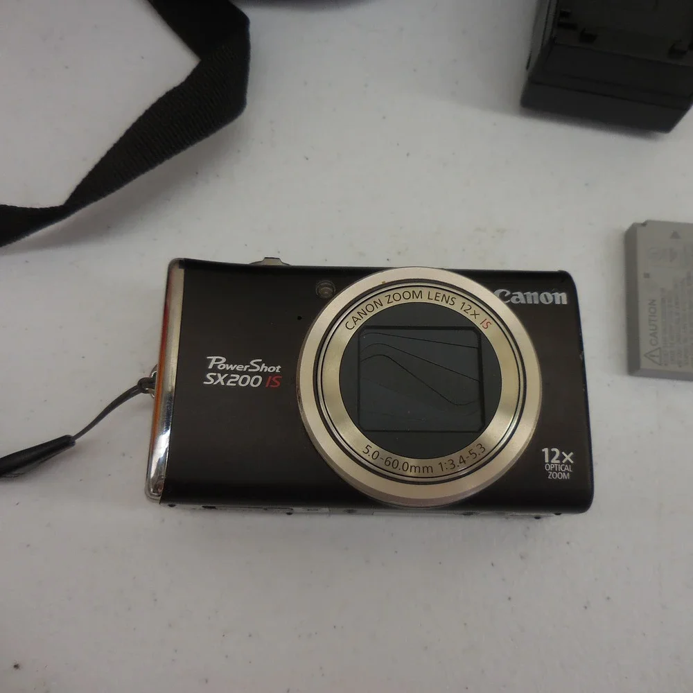 Canon PowerShot SX200 IS 12.1MP Digital Camera Black 12x Zoom Bundle Case SD